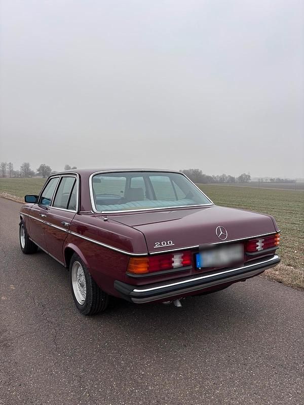 Gebraucht Mercedes 200 109 PS (80 kW) 1983 Rot Limousine