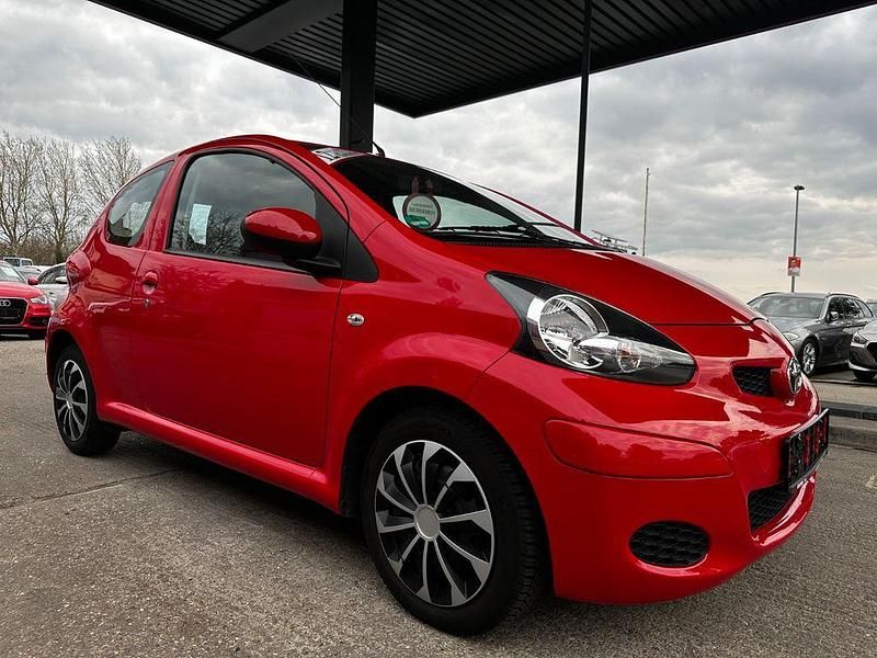 Gebraucht Toyota Aygo Cool 68 PS (50 kW) 2010 Rot Kleinwagen