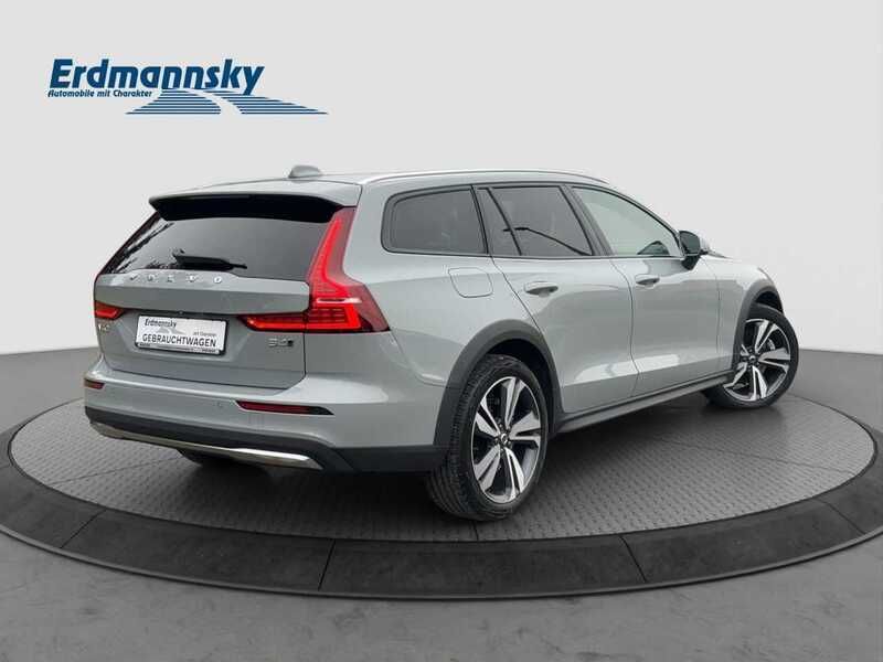 Gebraucht Volvo V60 CC Plus 197 PS (144 kW) 2023 Vapour grey (grau) Kombi