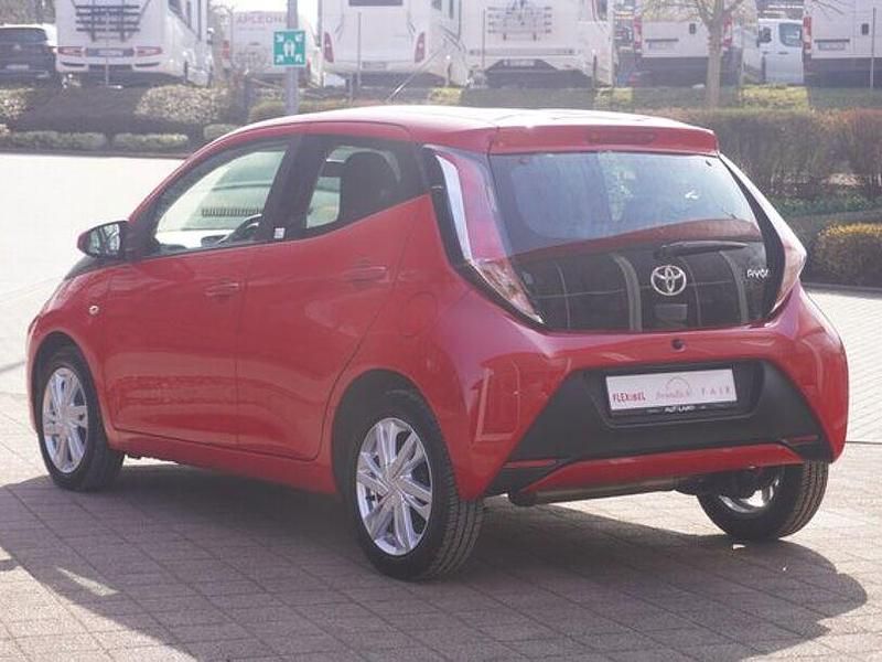 Gebraucht Toyota Aygo 69 PS (50 kW) 2016 Rot Kleinwagen
