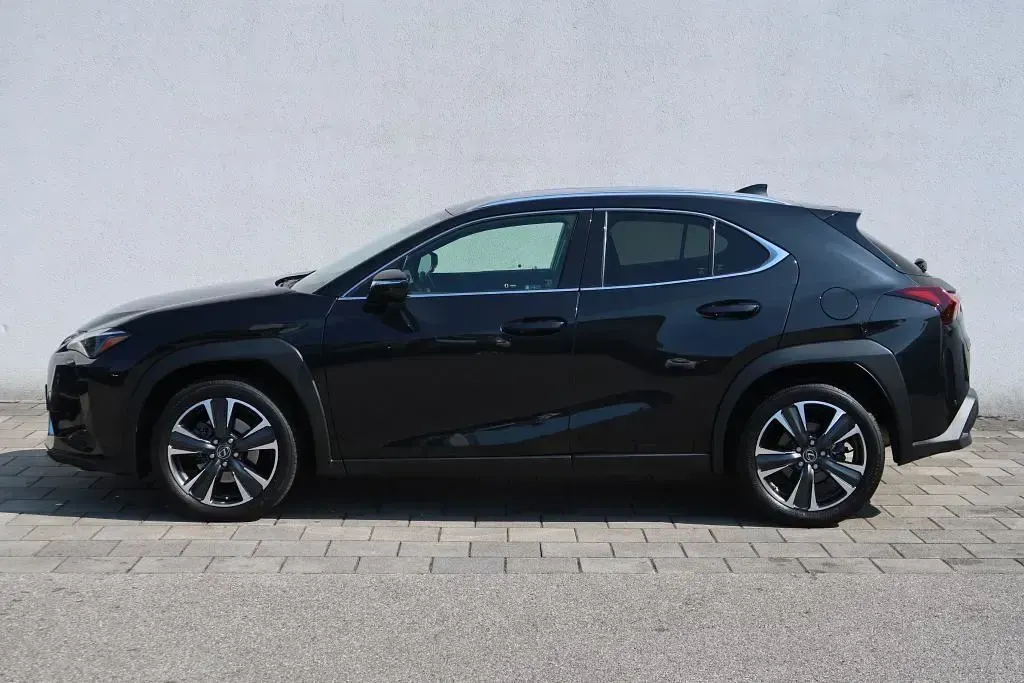 Gebraucht Lexus UX 250h 184 PS (135 kW) 2023 Graphitschwarz metallic SUV