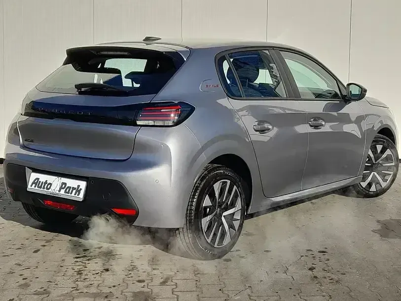 Neu Peugeot 208 Style 101 PS (74 kW) 2025 Grau Kleinwagen