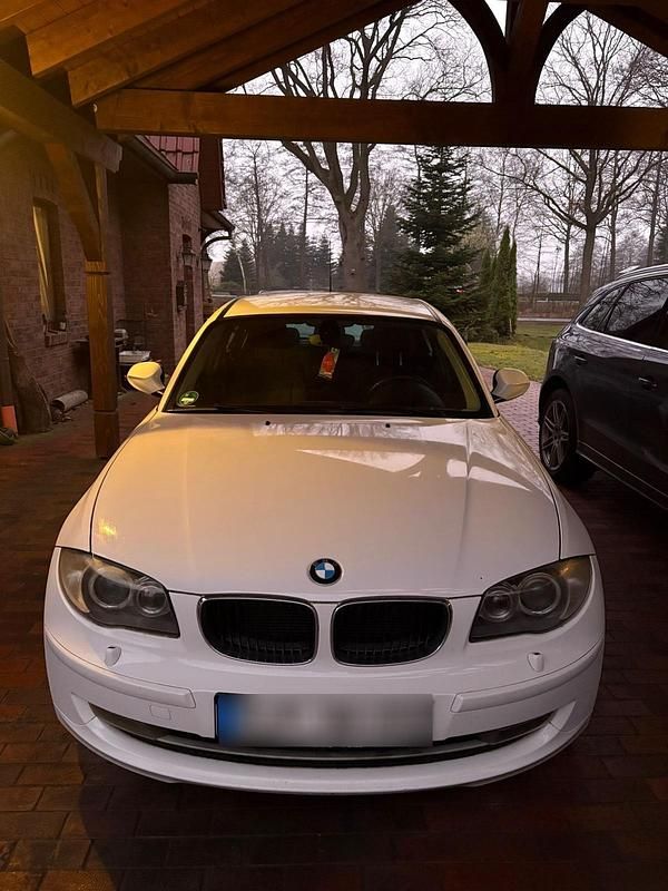 Gebraucht BMW 116 122 PS (89 kW) 2011 Weiß Kleinwagen