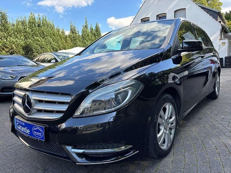 Kosmosschwarz Gebraucht 2015 Mercedes B180 Style Van / Kleinbus | 8.250 € - Bild 1/4