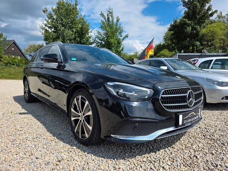 Schwarz Gebraucht 2022 Mercedes E300 Avantgarde Limousine | 21.450 € (Fairer Preis) - Bild 1/4