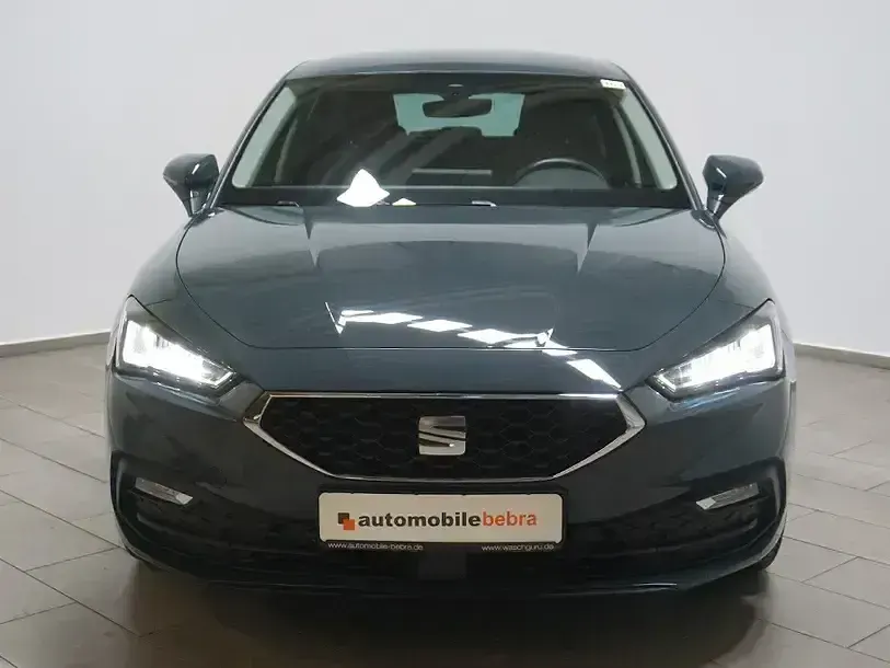 Używany Seat Leon Style 116 KM (85 kW) 2025 Niebieski Sedan/Limuzyna