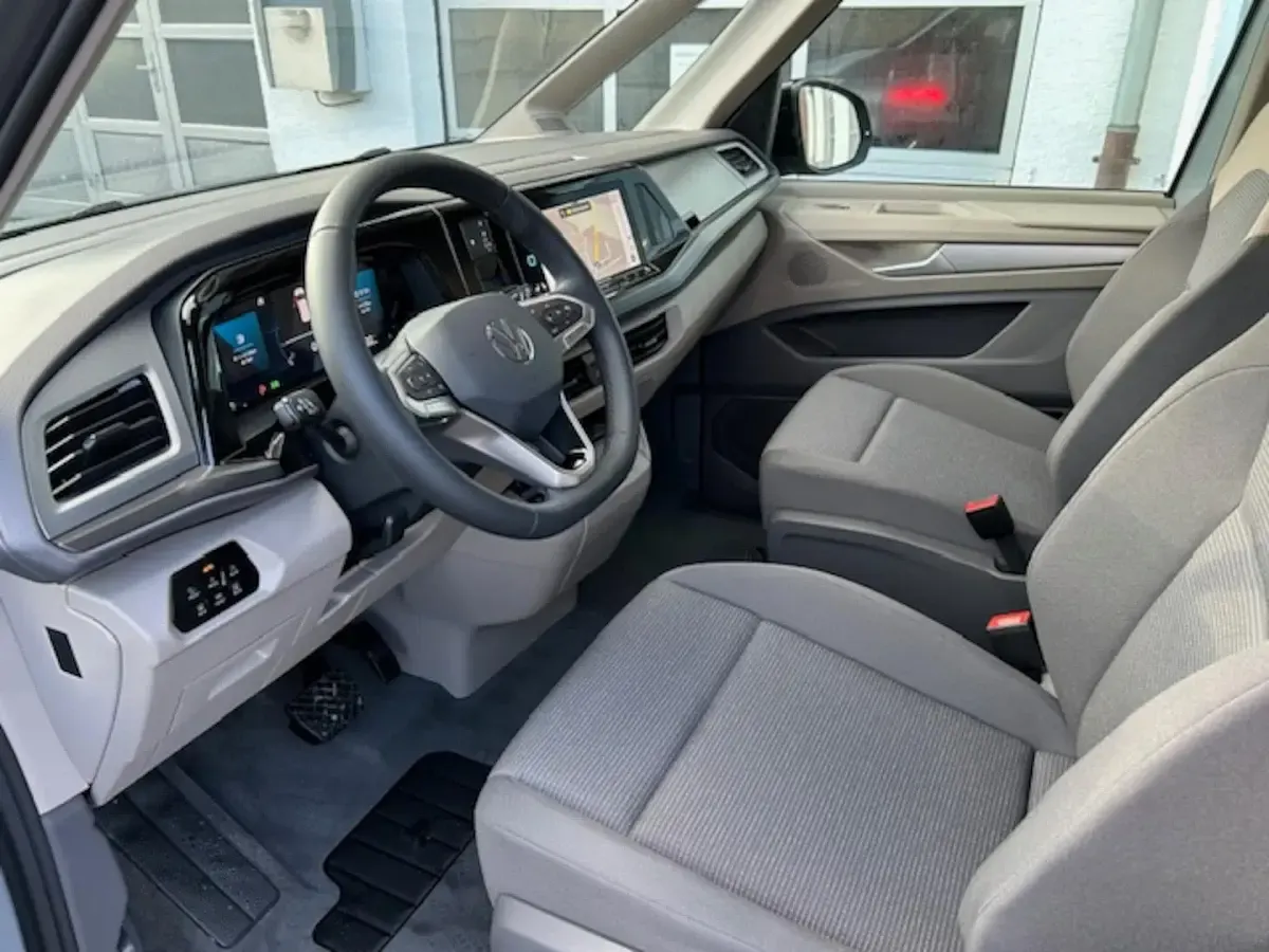 Begagnad VW Multivan Basis 150 HK (110 kW) 2023 Silver Minibuss