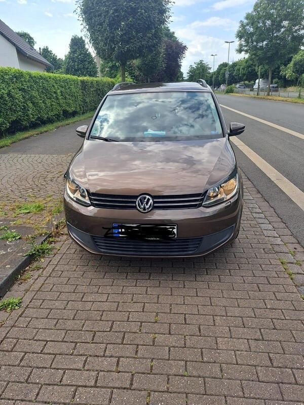Braun Gebraucht 2011 VW Touran Van / Kleinbus | 8.000 € (Etwas zu teuer) - Bild 1/4