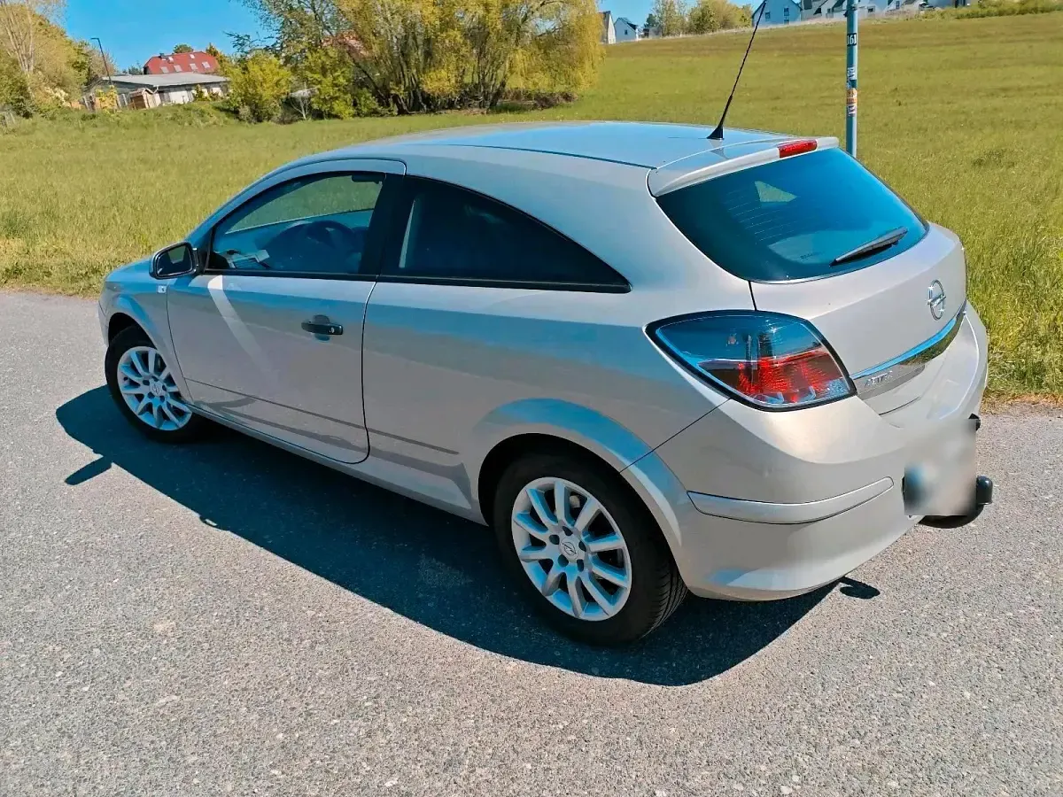 Gebraucht Opel Astra GTC Edition 116 PS (85 kW) 2009 Gold Coupé