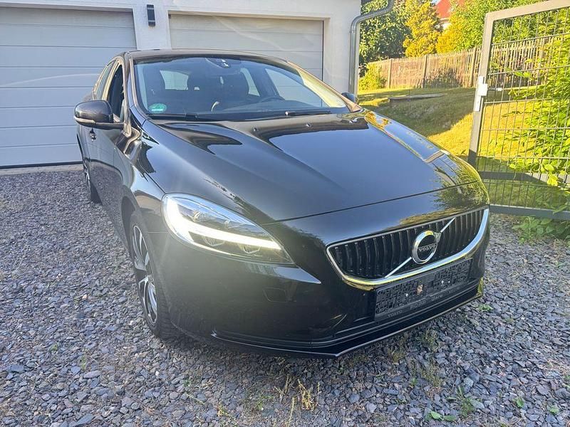 Schwarz Gebraucht 2019 Volvo V40 Momentum Kombi | 16.700 € (Fairer Preis) - Bild 1/4