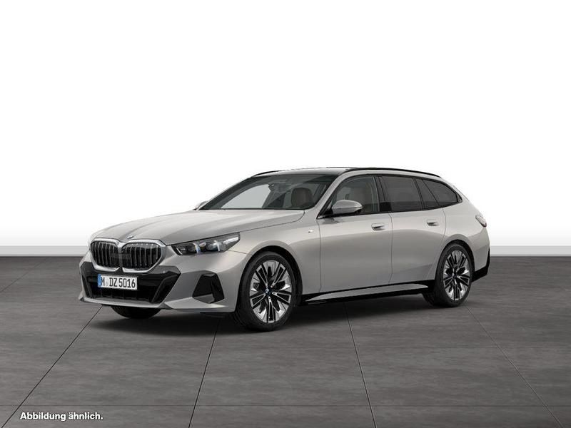 Oxidgrau metallic Gebraucht 2025 BMW 520 Comfort Edition Kombi | 58.944 € (Etwas zu teuer) - Bild 1/3