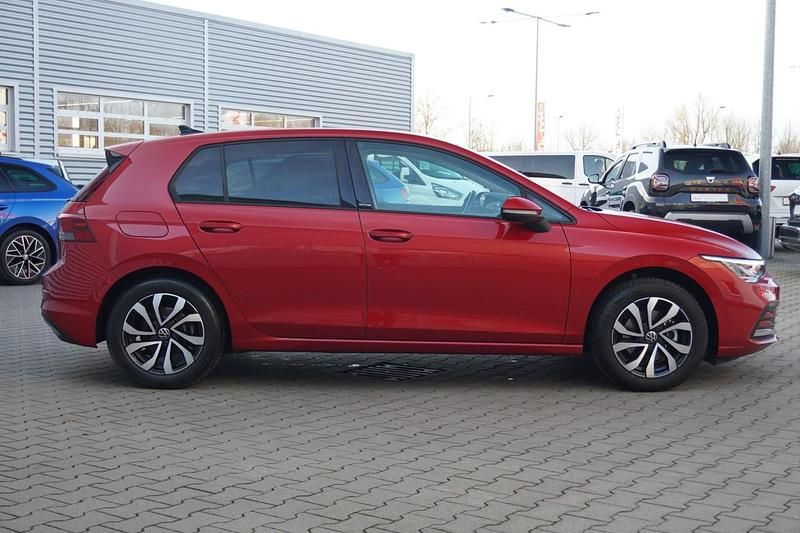Gebraucht VW Golf VIII Active 150 PS (110 kW) 2021 Kings red metallic (metallic) Limousine