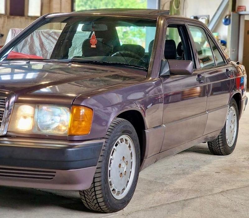 Grau Gebraucht 1990 Mercedes 190 Limousine | 12.800 € - Bild 1/4