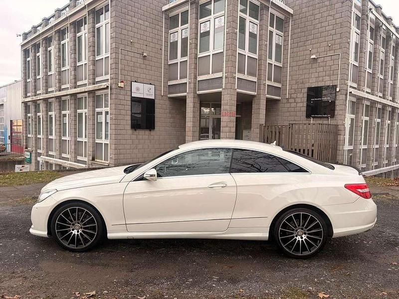 Gebraucht Mercedes E500 AMG 387 PS (284 kW) 2009 Calcitweiss/zirrusweiss Coupé