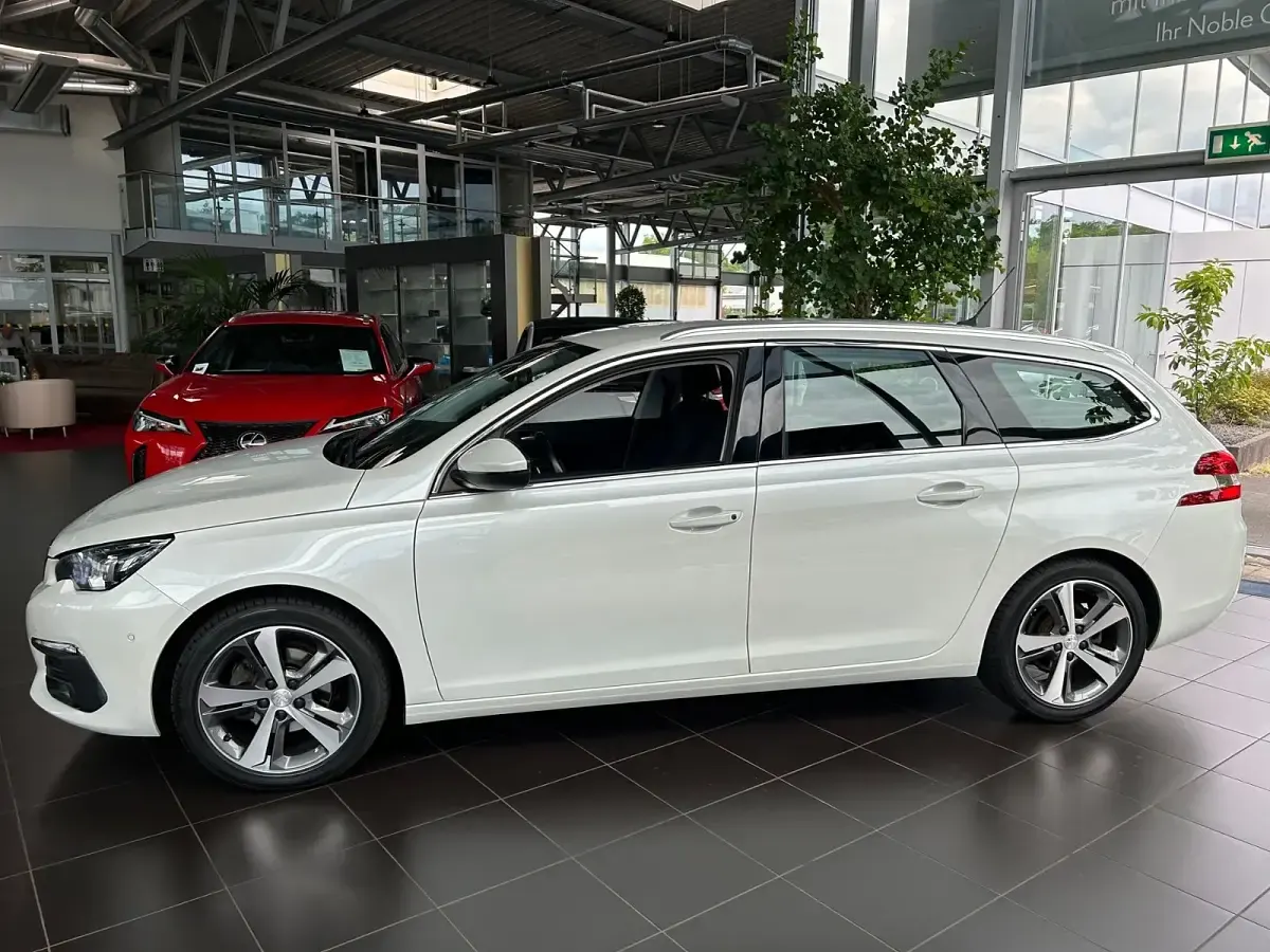 Gebraucht Peugeot 308 SW Allure 131 PS (96 kW) 2019 Weiss/metallic (metallic) Kombi