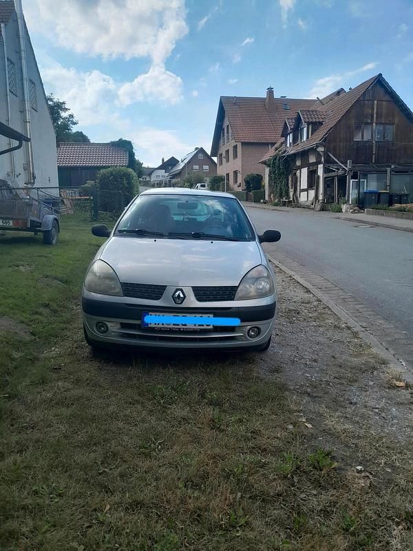Grau Gebraucht 2004 Renault Clio II Kleinwagen | 333 € (Superpreis) - Bild 1/4
