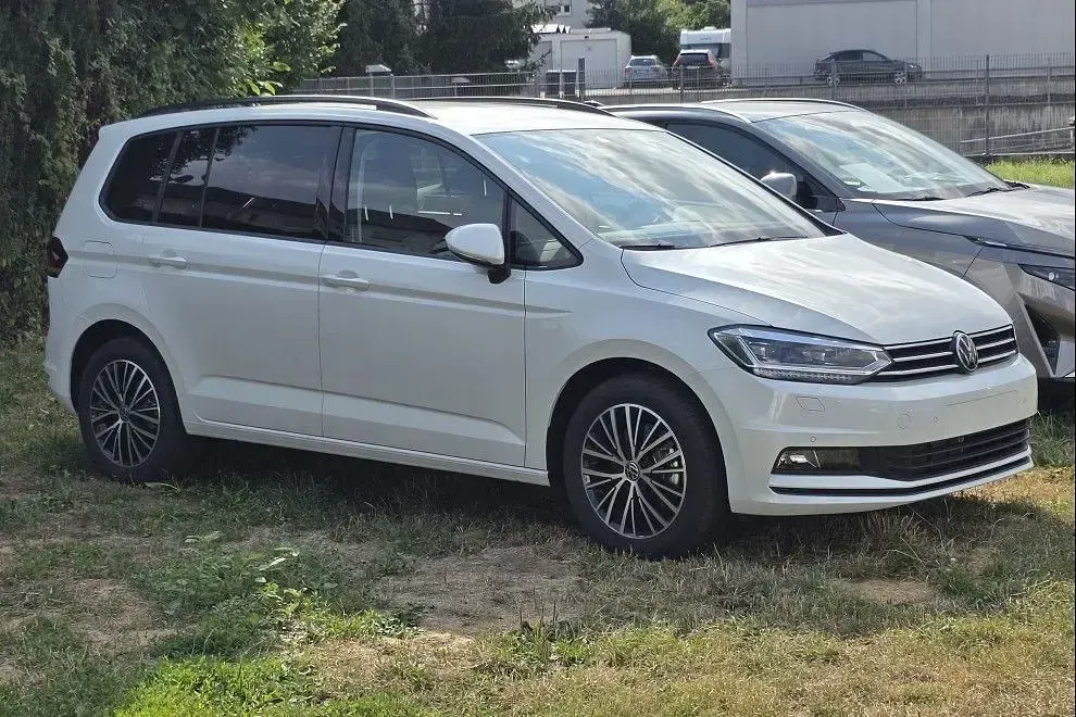 Neu VW Touran Comfortline 122 PS (89 kW) 2026 Weiß Van / Kleinbus