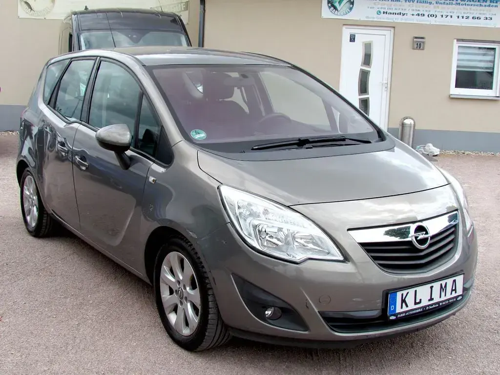 Gebraucht Opel Meriva Edition 120 PS (88 kW) 2012 Muskatgrau/muskat braun(m2) Van / Kleinbus