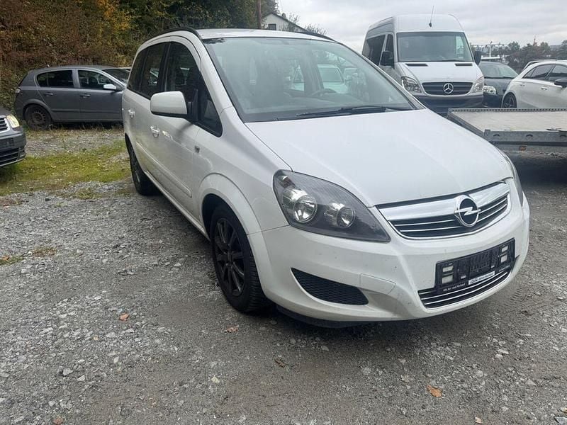 Gebraucht Opel Zafira Family 140 PS (102 kW) 2012 Weiß Van / Kleinbus