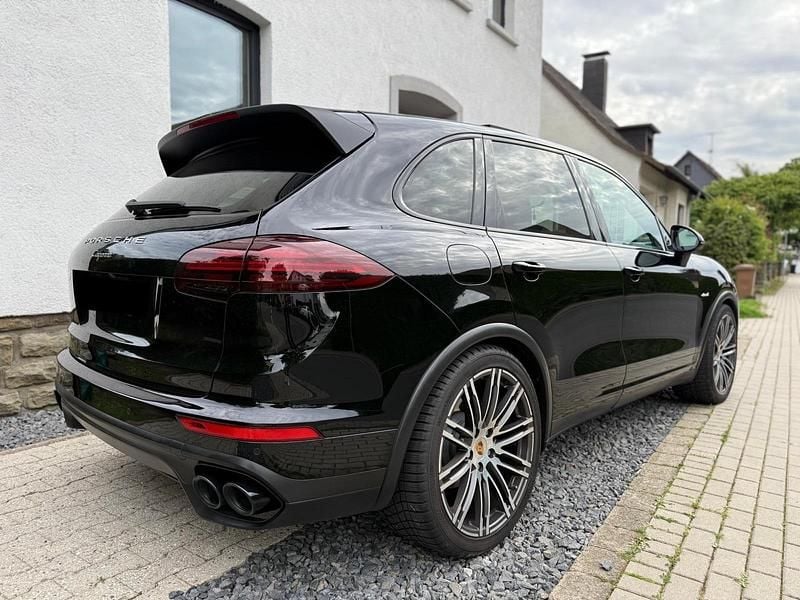Schwarz Gebraucht 2015 Porsche Cayenne Chrono SUV | 34.990 € (Teuer) - Bild 1/4