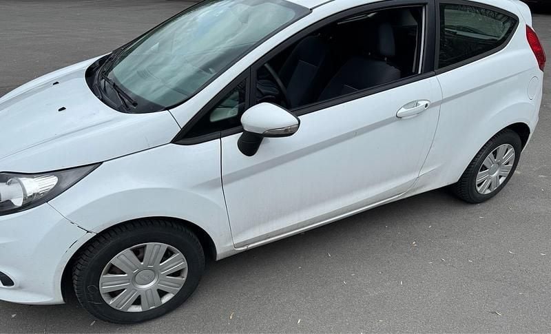 Gebraucht Ford Fiesta 60 PS (44 kW) 2011 Weiß Kleinwagen