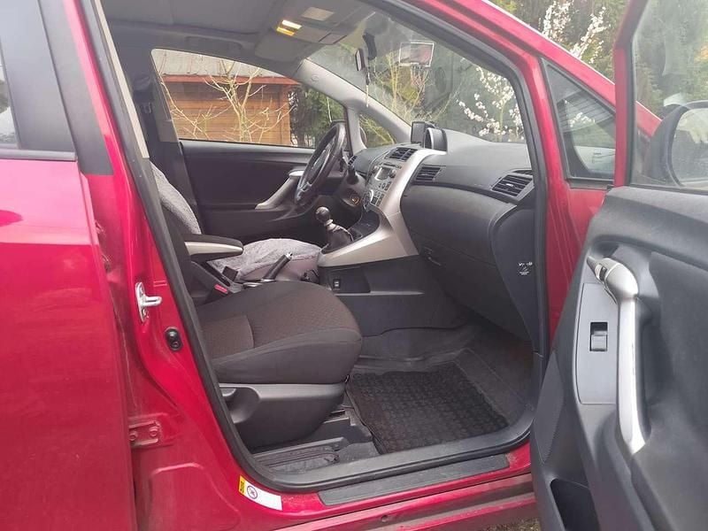 Gebraucht Toyota Verso 132 PS (97 kW) 2011 Rot Van / Kleinbus