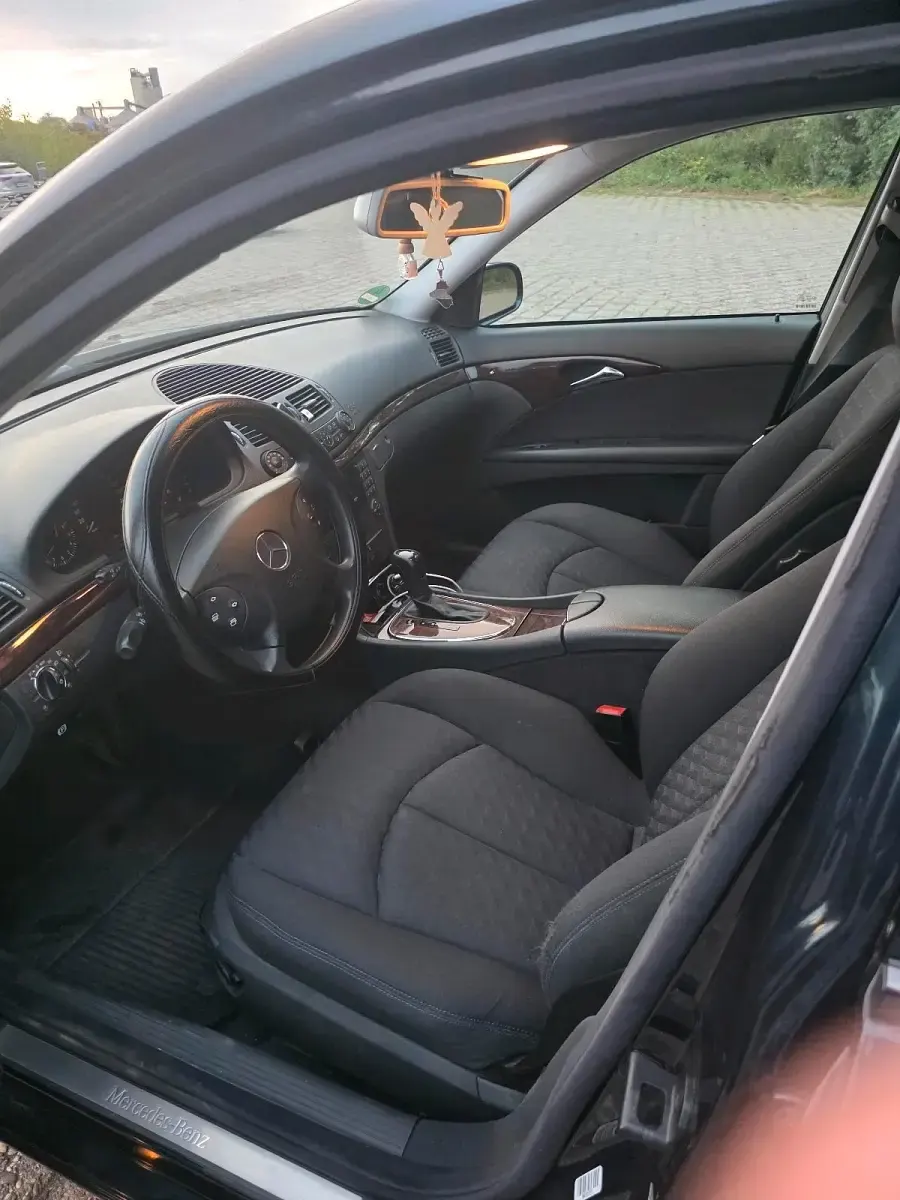 Gebraucht Mercedes E240 177 PS (130 kW) 2002 Schwarz Limousine