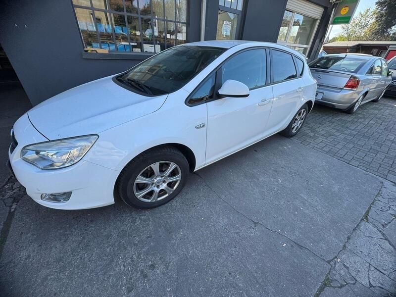 Weiß Gebraucht 2011 Opel Astra Limousine | 2.500 € (Superpreis) - Bild 1/4