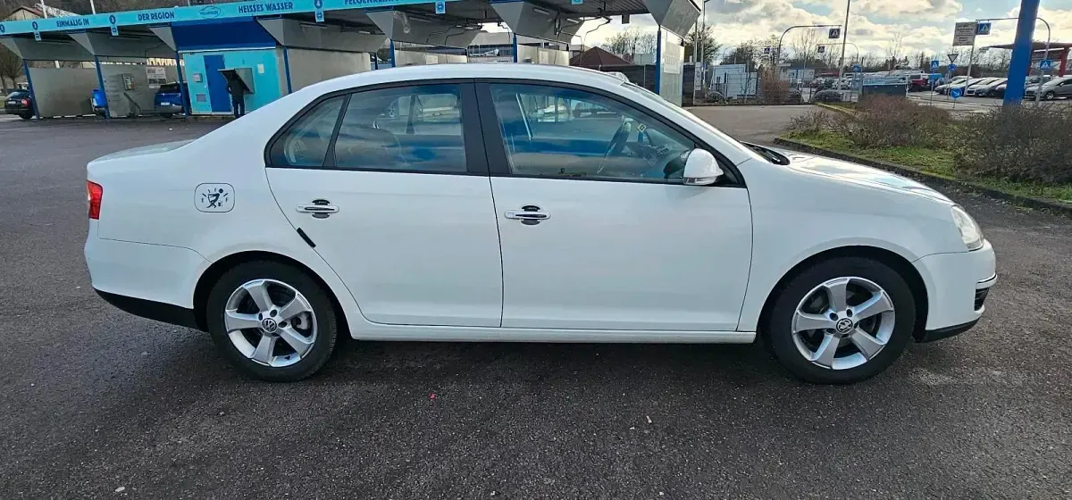 Gebraucht VW Jetta 105 PS (77 kW) 2010 Weiß Limousine