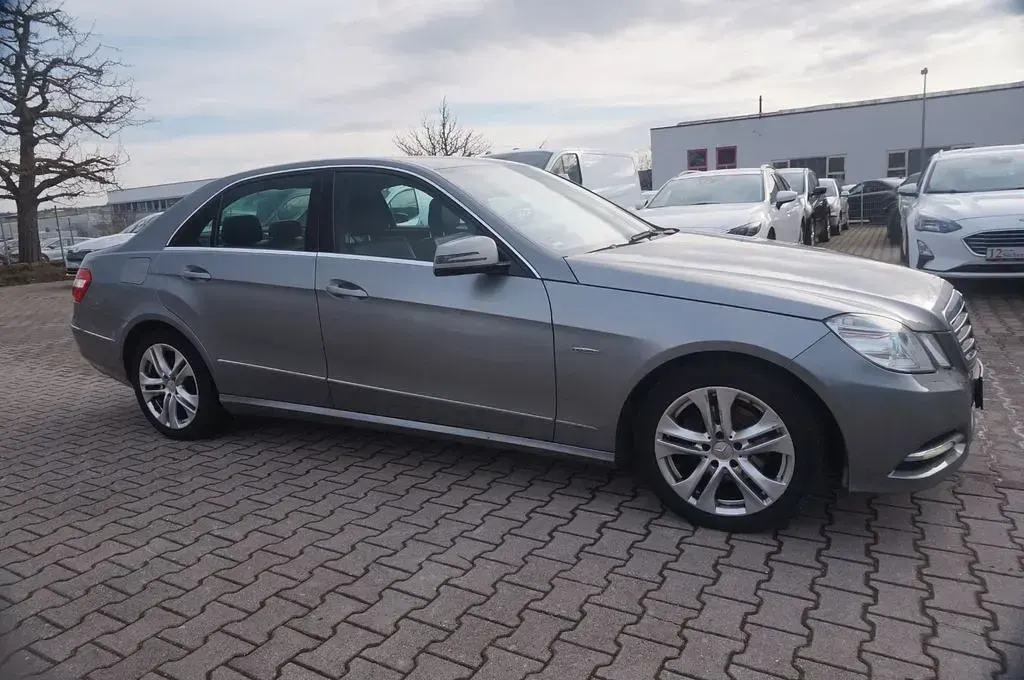 Gebraucht Mercedes E220 170 PS (125 kW) 2011 Silber Limousine