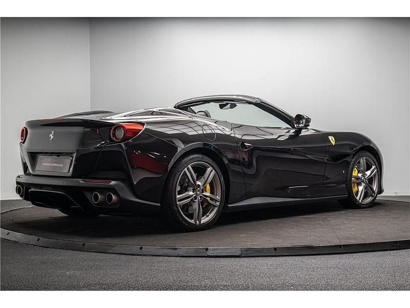 Second-hand Ferrari Portofino 816 CP (600 kW) 2018 Negru Cabrio