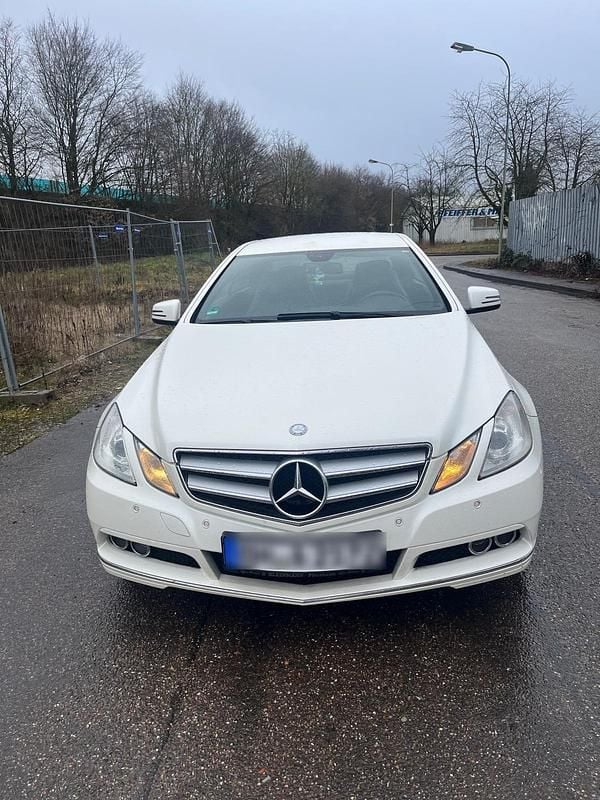 Gebraucht Mercedes E200 184 PS (135 kW) 2010 Weiß Coupé