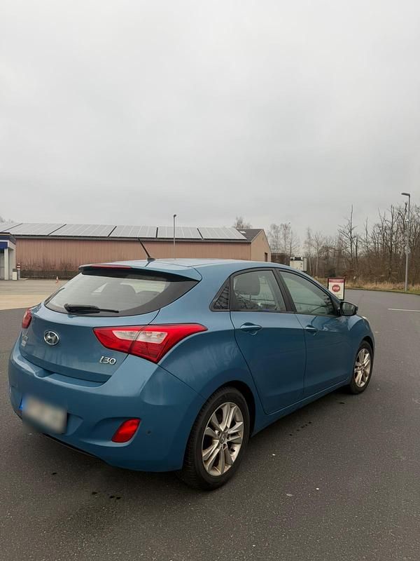 Gebraucht Hyundai i30 99 PS (72 kW) 2012 Blau Limousine