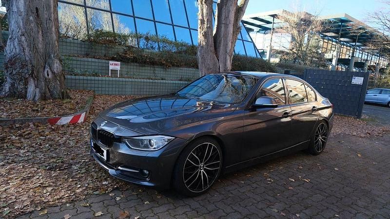 Grau Gebraucht 2013 BMW 320 Sport Line Limousine | 12.990 € (Fairer Preis) - Bild 1/4