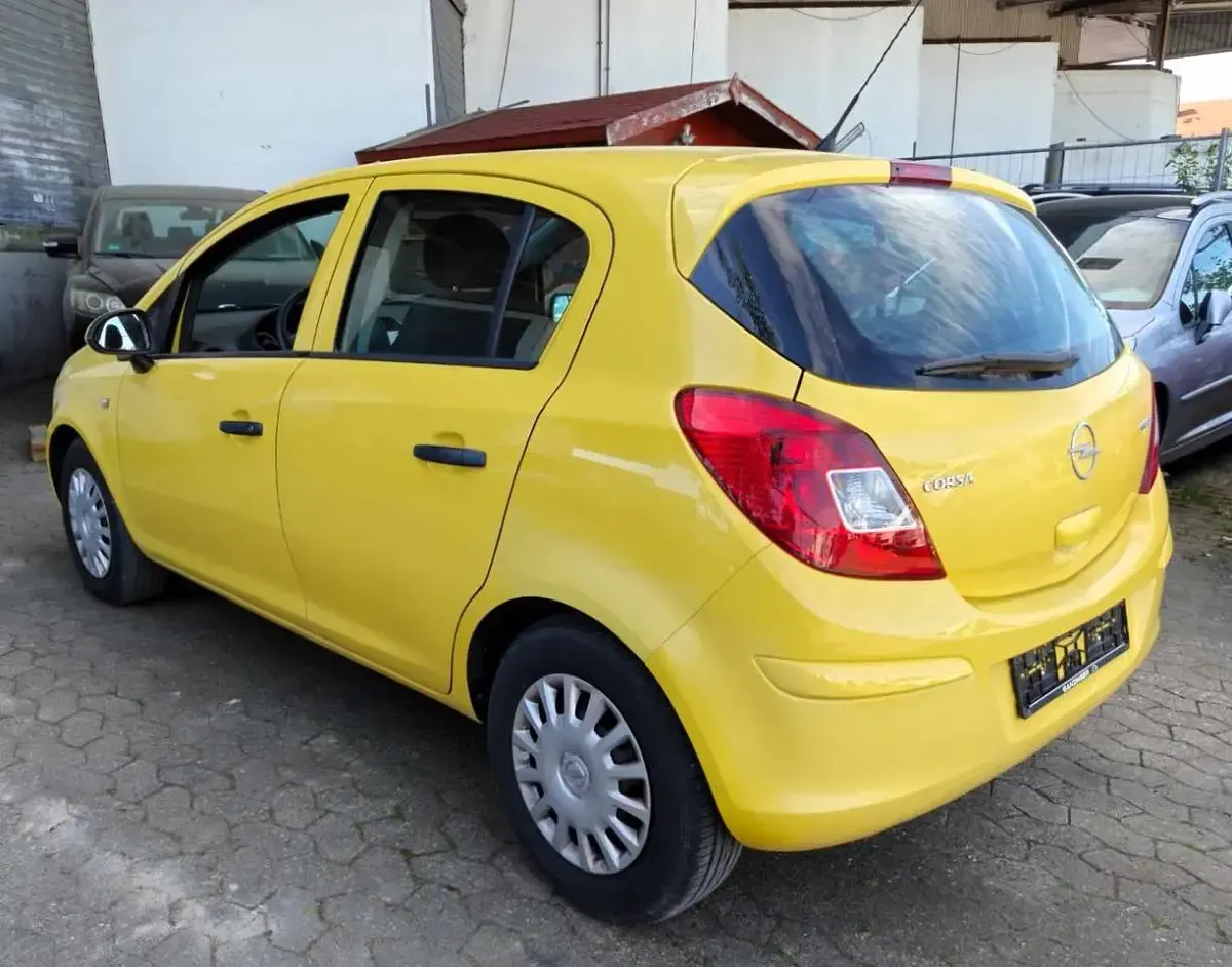 Używany Opel Corsa Selection 60 KM (44 kW) 2009 Żółty Hatchback