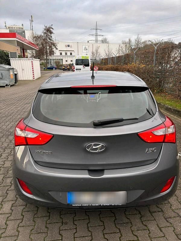 Gebraucht Hyundai i30 110 PS (80 kW) 2012 Grau Kleinwagen