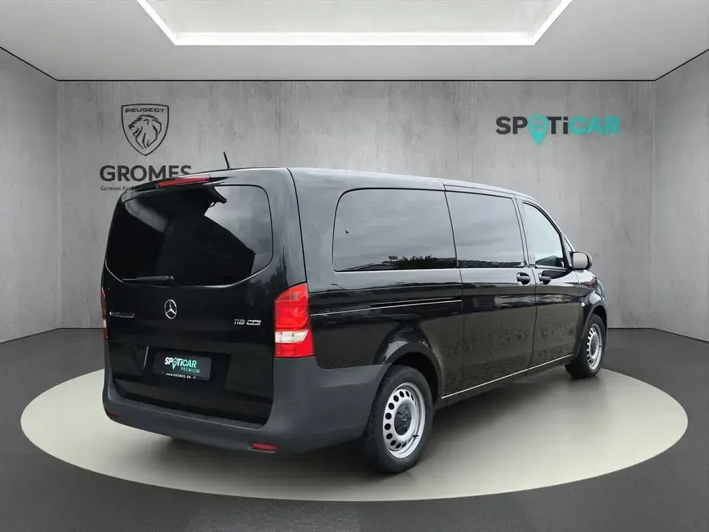 Gebraucht Mercedes Vito 163 PS (119 kW) 2024 Obsidianschwarz metallic (metallic) Van