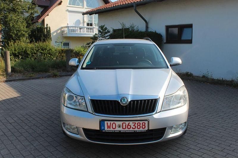 Silber Gebraucht 2010 Skoda Octavia Ambiente Kombi | 3.490 € (Superpreis) - Bild 1/4