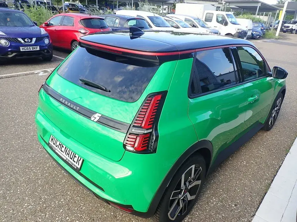 Neu Renault 5 E-Tech Komfort 110 kW (150 PS) 2026 Grün Limousine
