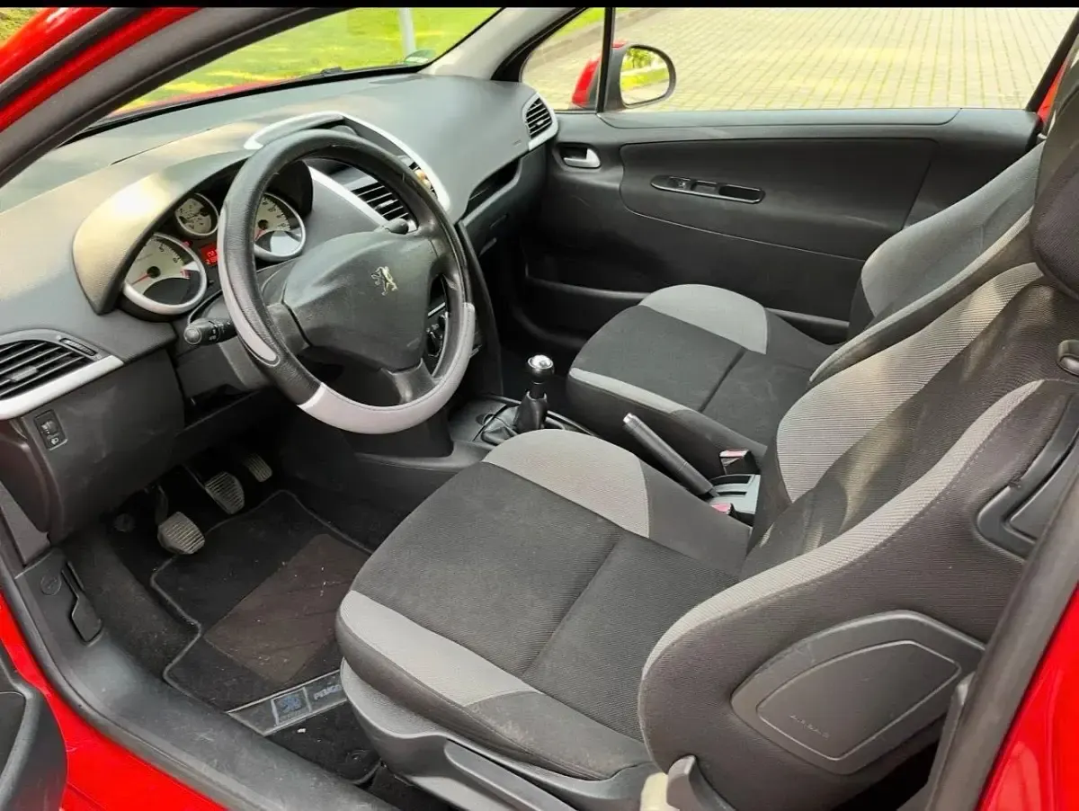 Gebraucht Peugeot 207 95 PS (69 kW) 2008 Rot Kleinwagen