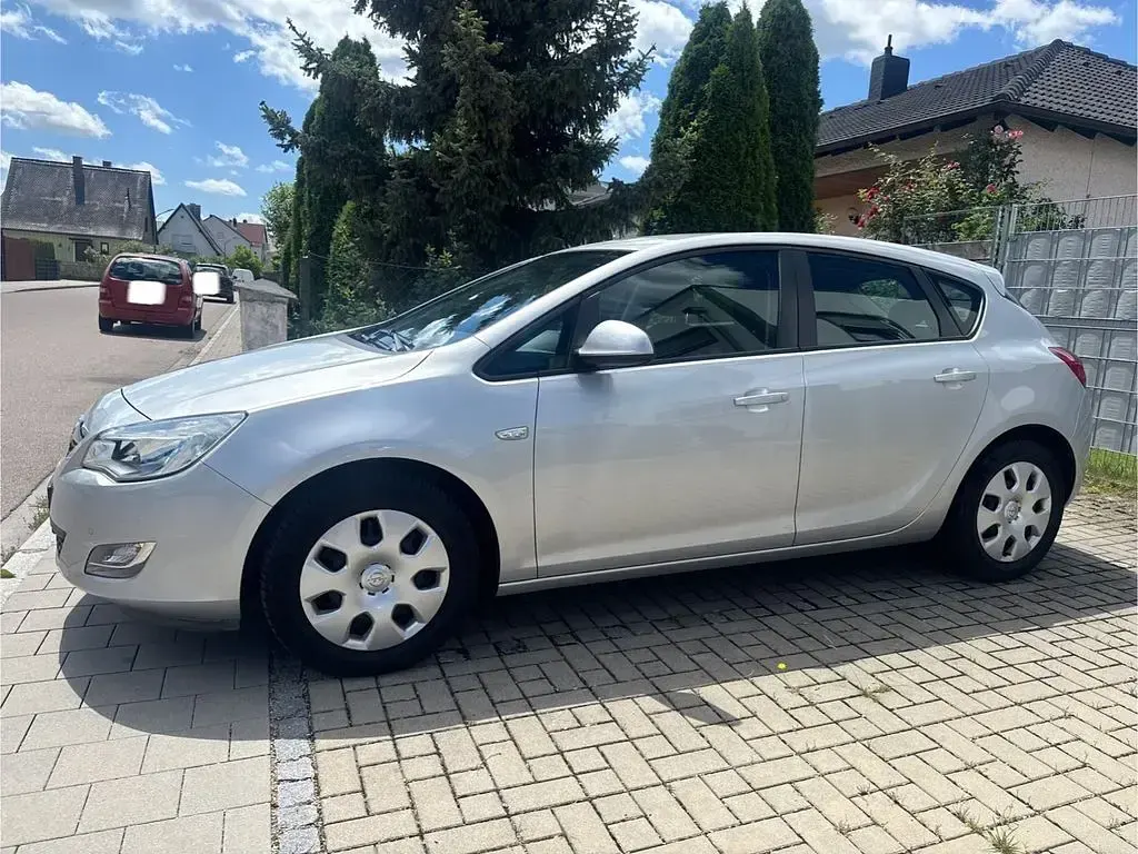Gebraucht Opel Astra Selection 116 PS (85 kW) 2011 Silber Limousine