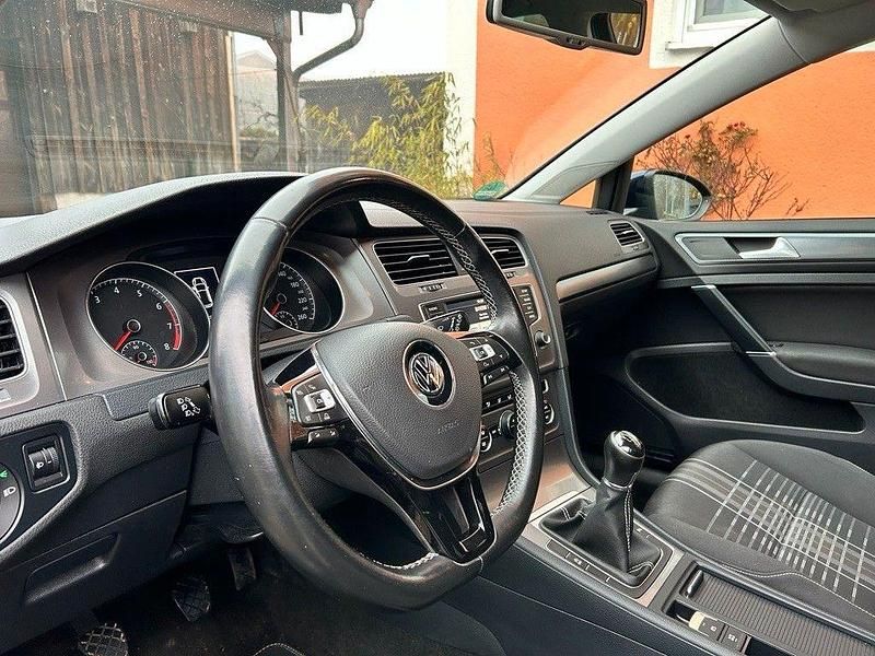 Gebraucht VW Golf VII LOUNGE 125 PS (91 kW) 2015 Blau Limousine