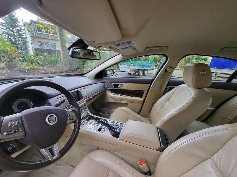 Braun Gebraucht 2011 Jaguar XF Limousine | 9.900 € (Etwas zu teuer) - Bild 1/4