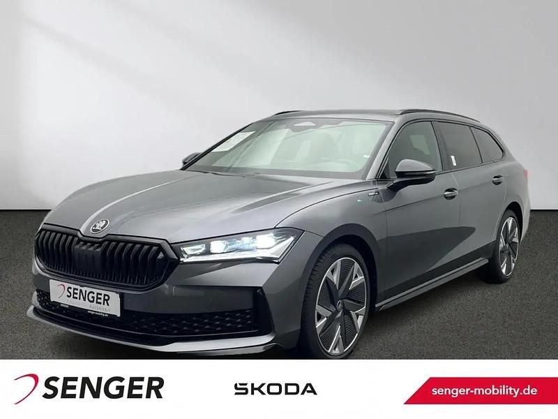 Graphitegrau Neu 2025 Skoda Superb SportLine Kombi | 58.960 € - Bild 1/1