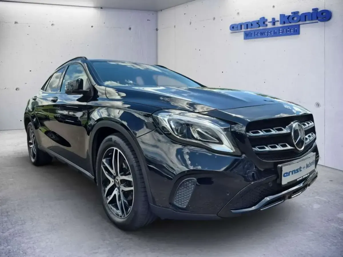 Gebraucht Mercedes GLA200 Urban 156 PS (114 kW) 2018 Kosmosblack  met. SUV