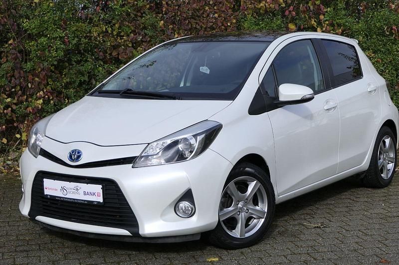 Weiß Gebraucht 2013 Toyota Yaris Hybrid Life Kleinwagen | 10.790 € (Guter Preis) - Bild 1/4