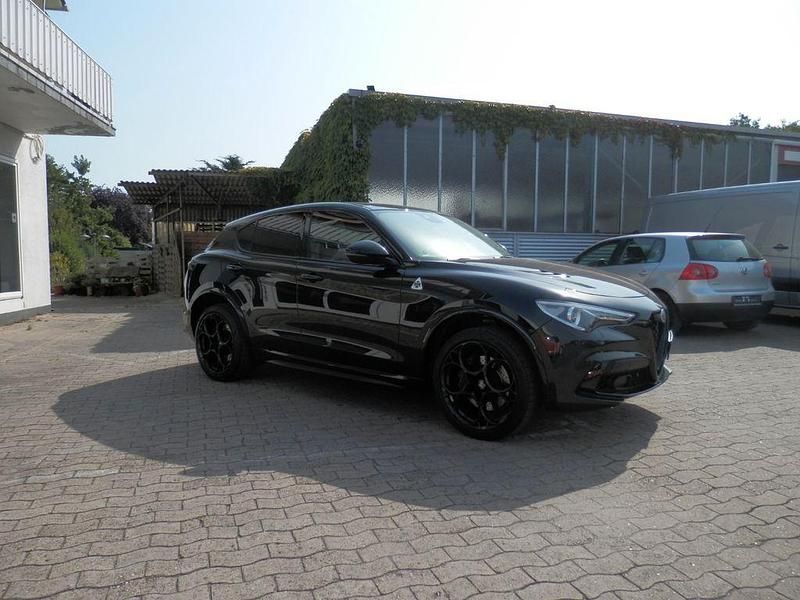 Schwarz Gebraucht 2022 Alfa Romeo Stelvio Quadrifoglio SUV | 38.790 € (Superpreis) - Bild 1/4