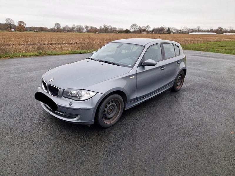 Grau Gebraucht 2009 BMW 116 Kleinwagen | 3.900 € (Guter Preis) - Bild 1/4