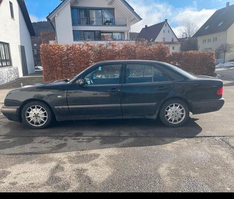 Gebraucht Mercedes E240 Classic 170 PS (125 kW) 1998 Schwarz Limousine