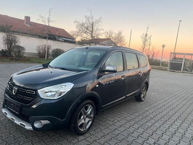 Grau Gebraucht 2019 Dacia Lodgy Stepway Van / Kleinbus | 7.499 € (Superpreis) - Bild 1/4